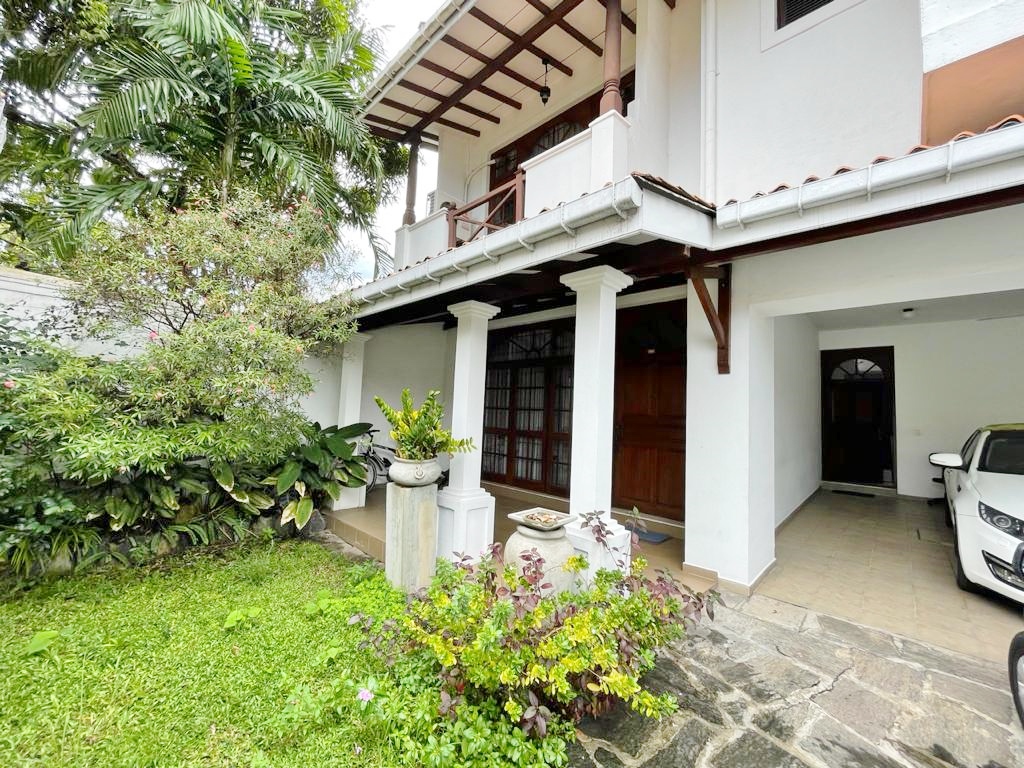 Five Bed House for Sale in Battaramulla [HS 17] Straight Sale